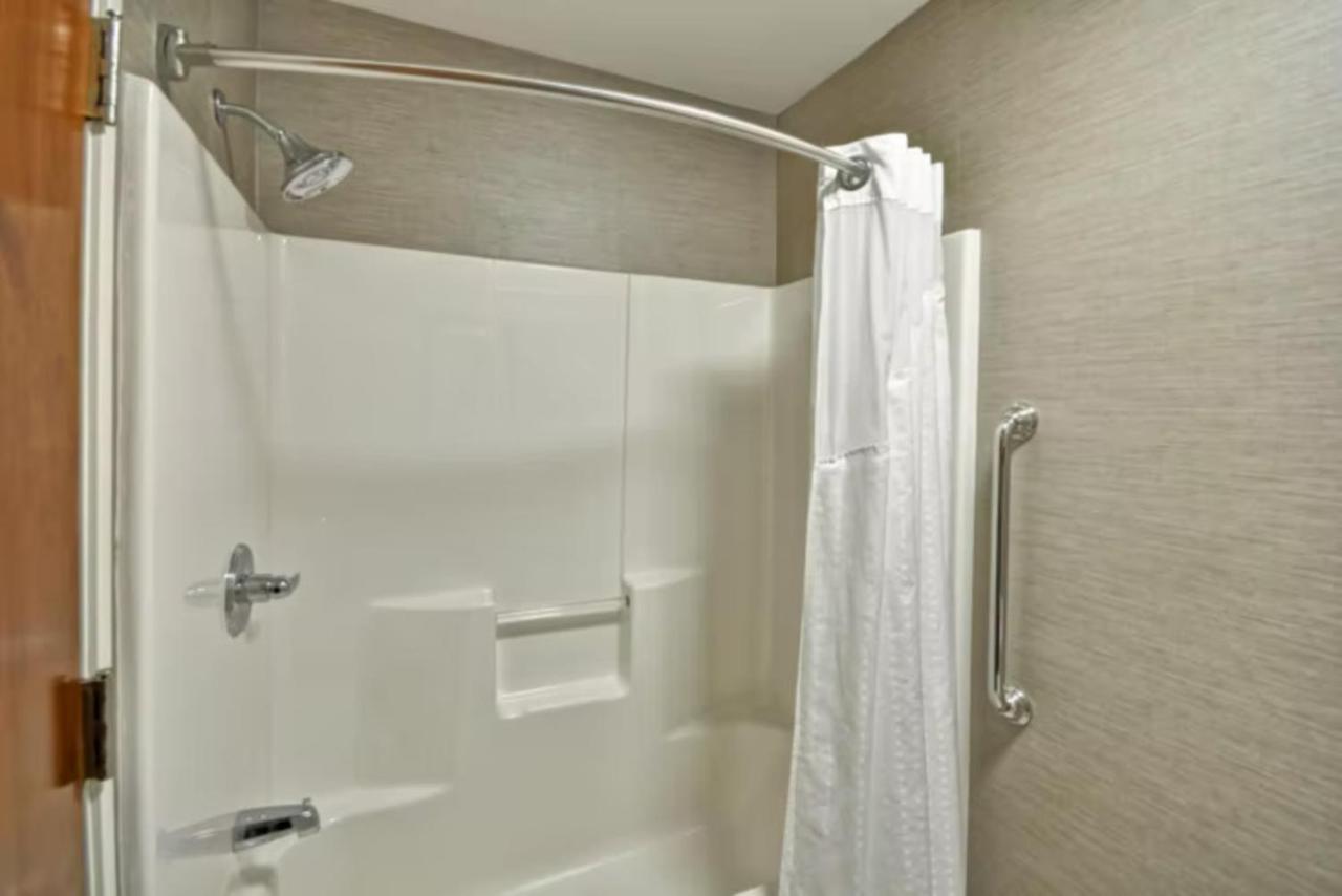 Holiday Inn Express Romulus / Detroit Airport By Ihg Экстерьер фото