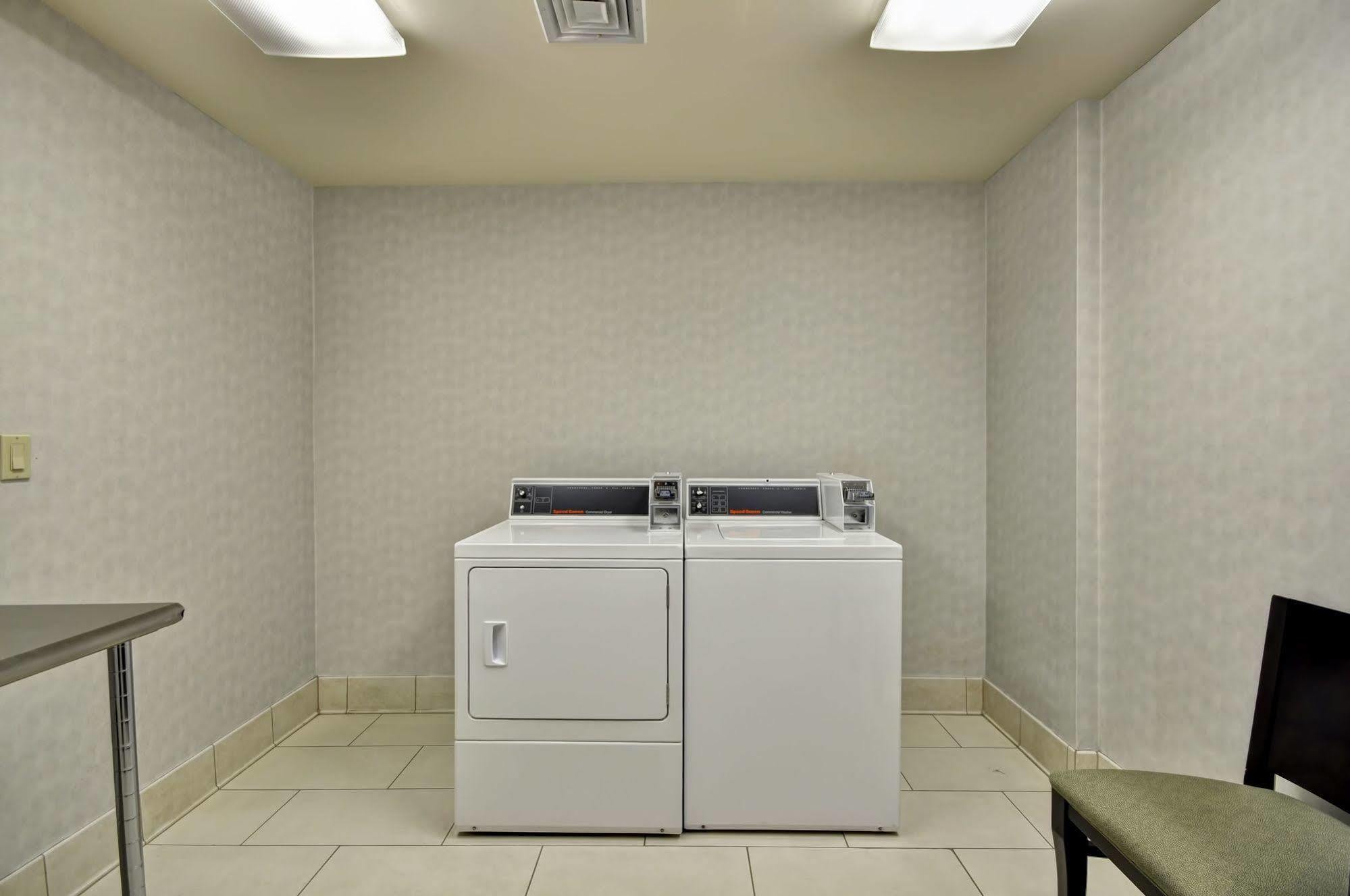 Holiday Inn Express Romulus / Detroit Airport By Ihg Экстерьер фото
