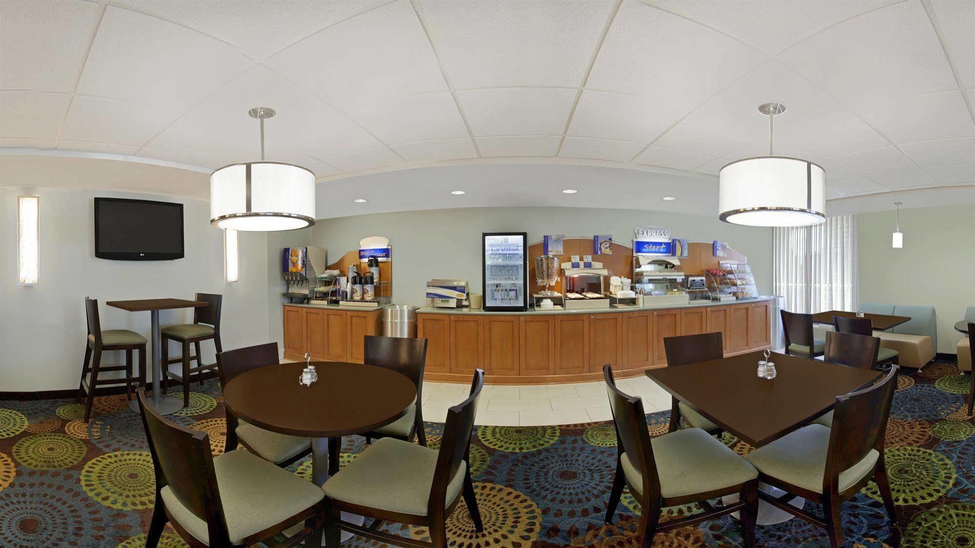 Holiday Inn Express Romulus / Detroit Airport By Ihg Экстерьер фото
